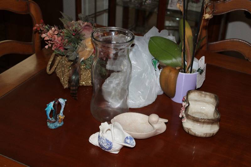 lot 110 image: Table Dcor - Duck, Fish, Dolphins, Glass Jar, Floral, Plant