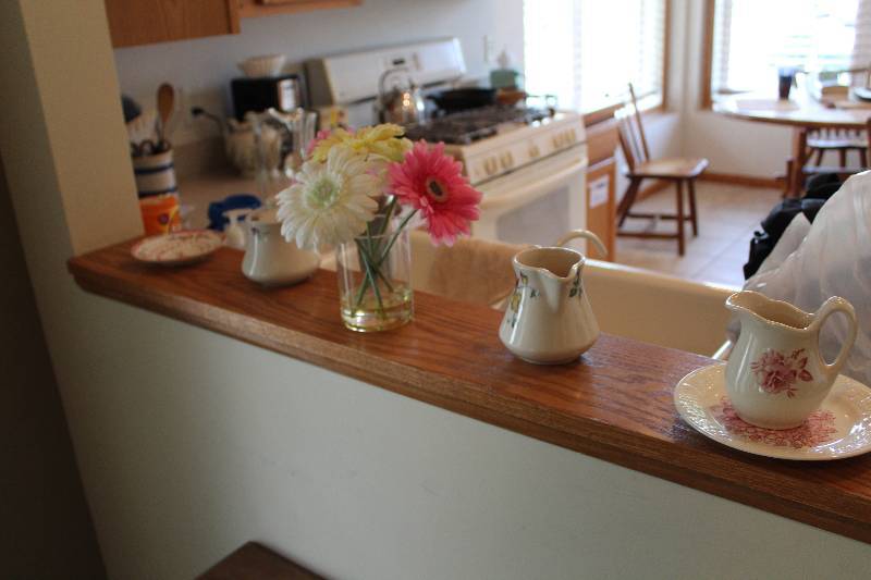 lot 118 image: Table Dcor - Porcelain Plate, Pitcher w Saucer, Cup, Vase