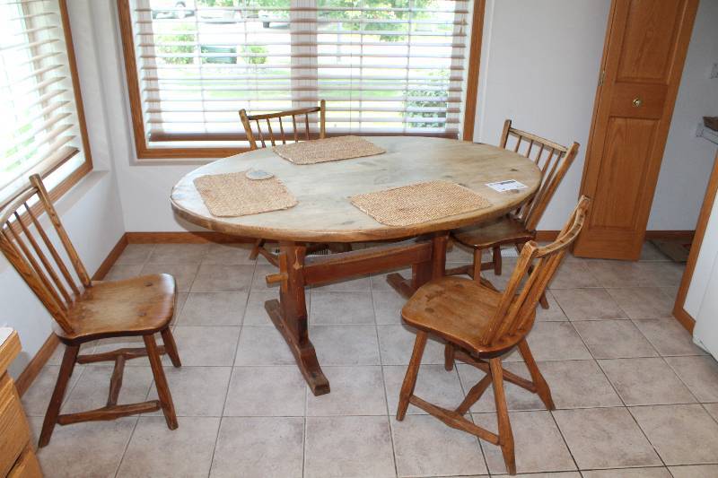 lot 5 image: Oval Wood Dining Table w 6-Wood Chairs