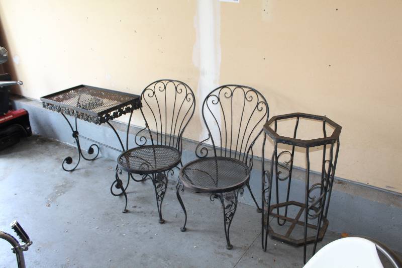 lot 129 image: Patio Furniture - Tables, Chairs