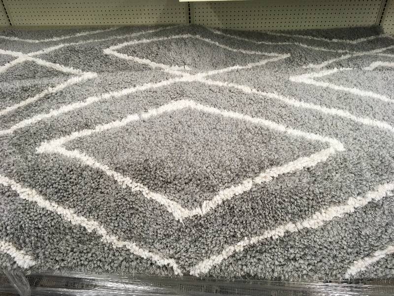 lot 33 image: THOMASVILLE RUG GREY 5X7, RETAIL $149.99