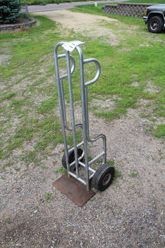 lot 11 image: 2-Wheel Hand Truck
