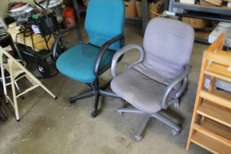 lot 165 image: Lot of (2) Rolling Office Chairs