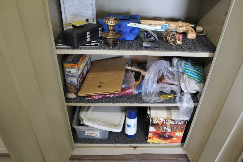 lot 199 image: Plaques, Rubberband Gun, Speakers, Fondue Set