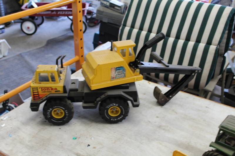 lot 117 image: Tonka Trucks Boom Bucket
