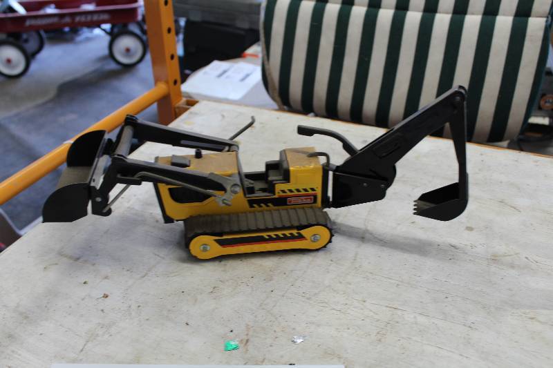 lot 114 image: Tonka Trucks Bulldozer w Shovel Attachment
