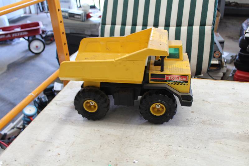 lot 112 image: Tonka Dump Truck
