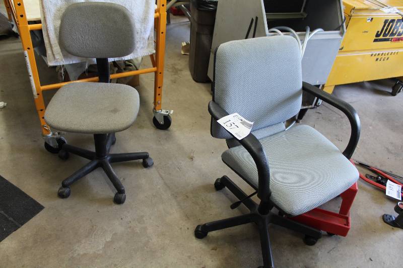 lot 157 image: Lot of (2) Rolling Office Chairs