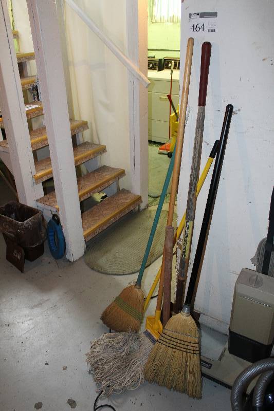 lot 464 image: Lot of (6) Brooms, Mop, Sledgehammer, Shovel