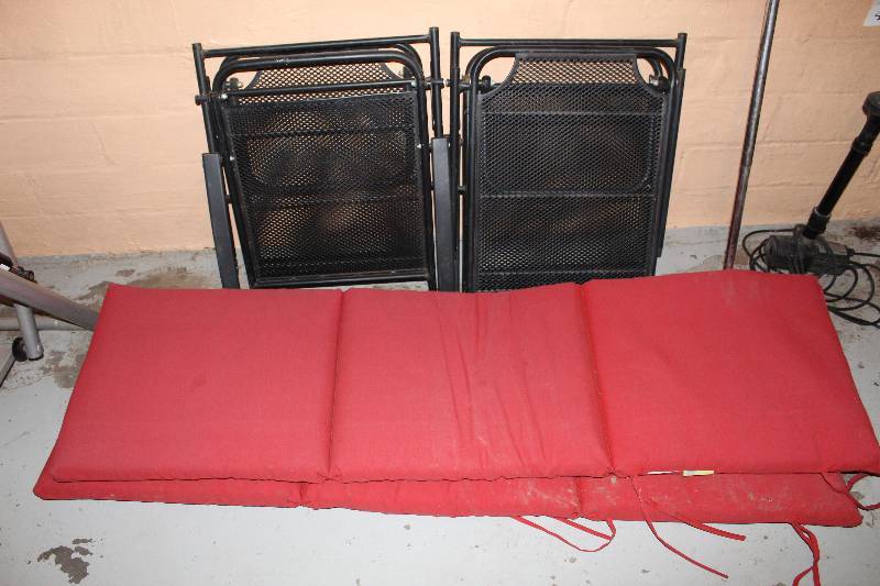 lot 458 image: Lot of (2) Patio Loungers w Cushions