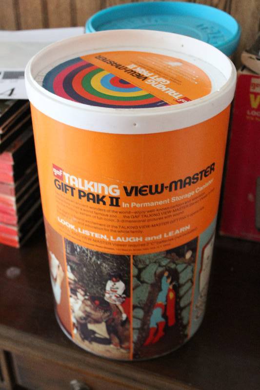 lot 323 image: GAF Talking View-Master Gift Pak II In Permanent Storage Container