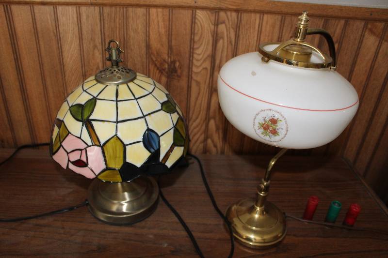 lot 334 image: Lot of (2) Table Lamps w Decorative Glass Shades