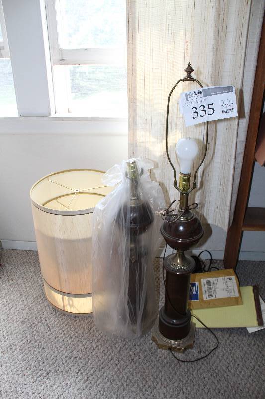 lot 335 image: Lot of (2) Table Lamps