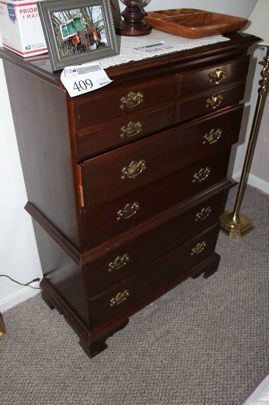 lot 409 image: Wood Dresser w 6-Drawers