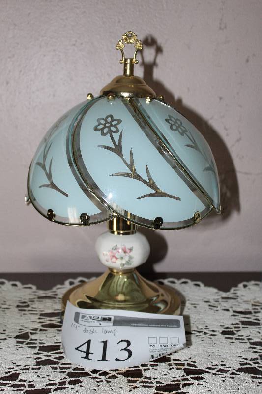 lot 413 image: Decorative Glass Shade Desk Lamp