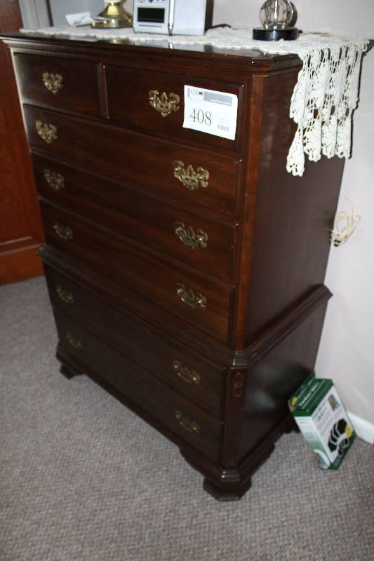 lot 408 image: Wood Dresser w 6-Drawers