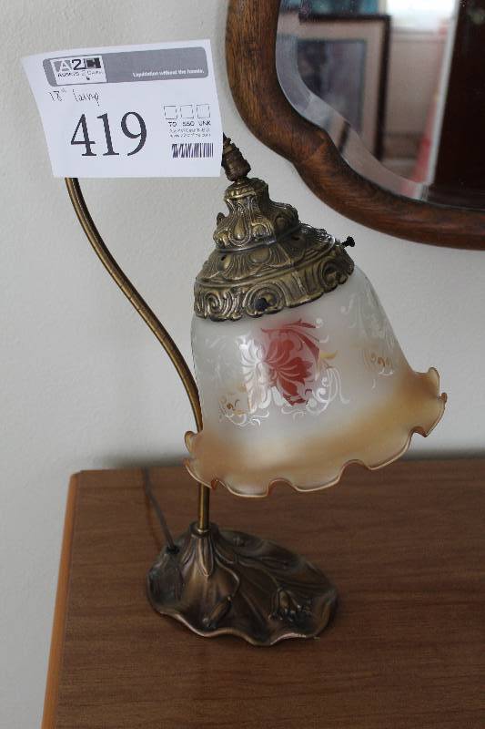 lot 419 image: Table Lamp w Decorative Glass Shade