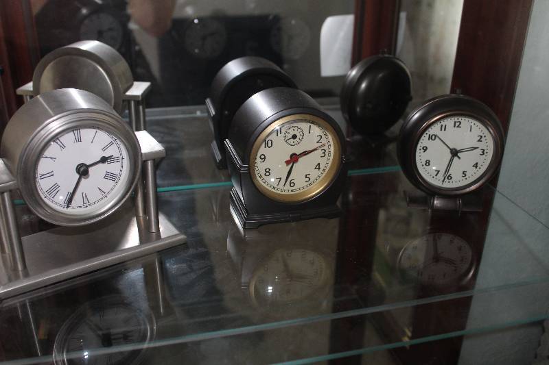 lot 381 image: Lot of (3) Table Clocks