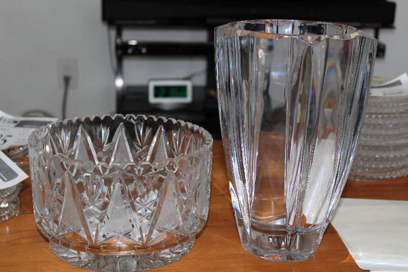 lot 387 image: Lot of (2) Glassware - Bowl, Vase