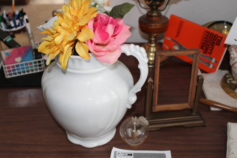 lot 394 image: Lot of (3) Table Dcor - frame holder, oil lamp, vase