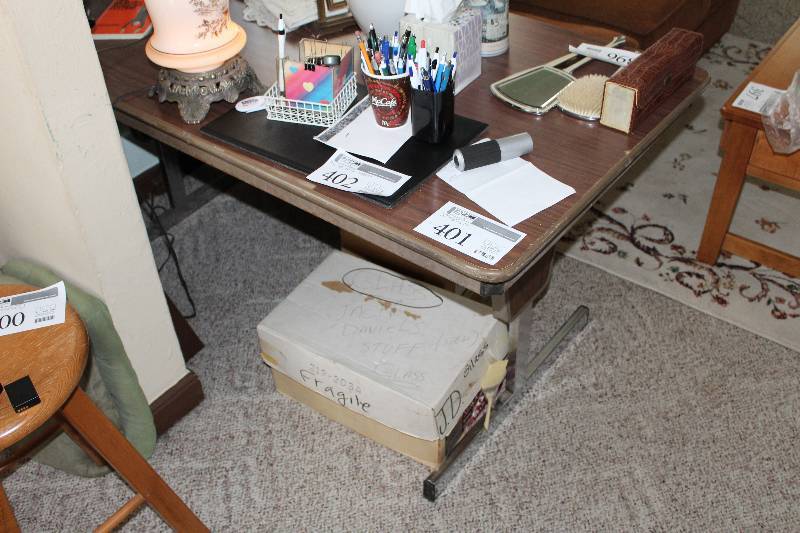 lot 401 image: Table