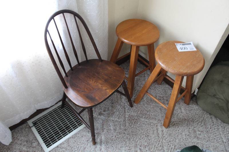 lot 400 image: Lot of (2) Stools