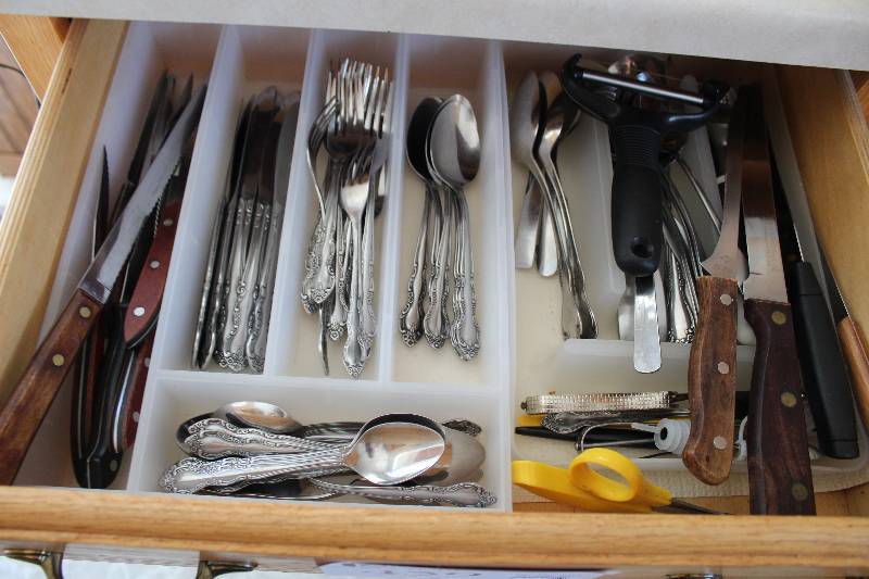 lot 439 image: Kitchen Silverware