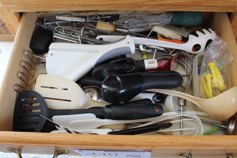lot 440 image: Lot of (2) Drawers of Kitchen Utensils, Cookbooks