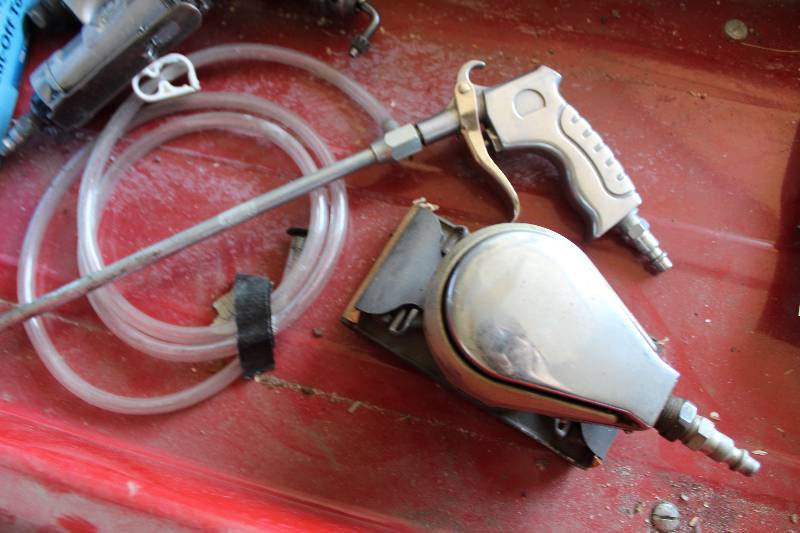 lot 63 image: Lot of (2) Power Tools - Black & Decker Pneumatic Jitterbug Sander, Pneumatic Air Nozzle, Plastic Tubing