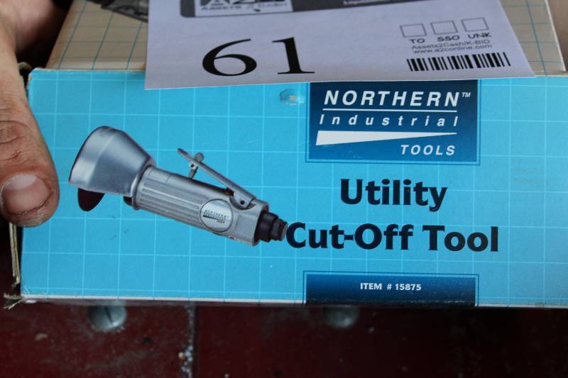 lot 61 image: Northern Industrial Tools 3in. Air Utility Cut-Off Tool