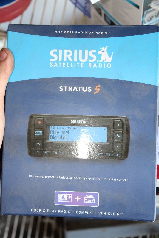 lot 90 image: Sirius Satellite Radio Stratus 5 Dock & Play Radio Complete Vehicle Kit