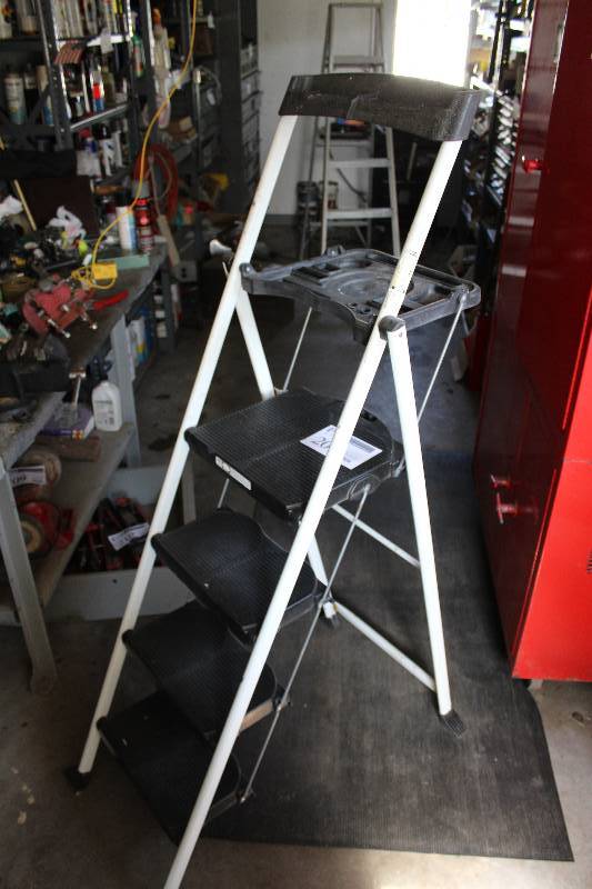 lot 204 image: 4-Step Folding  Step Ladder