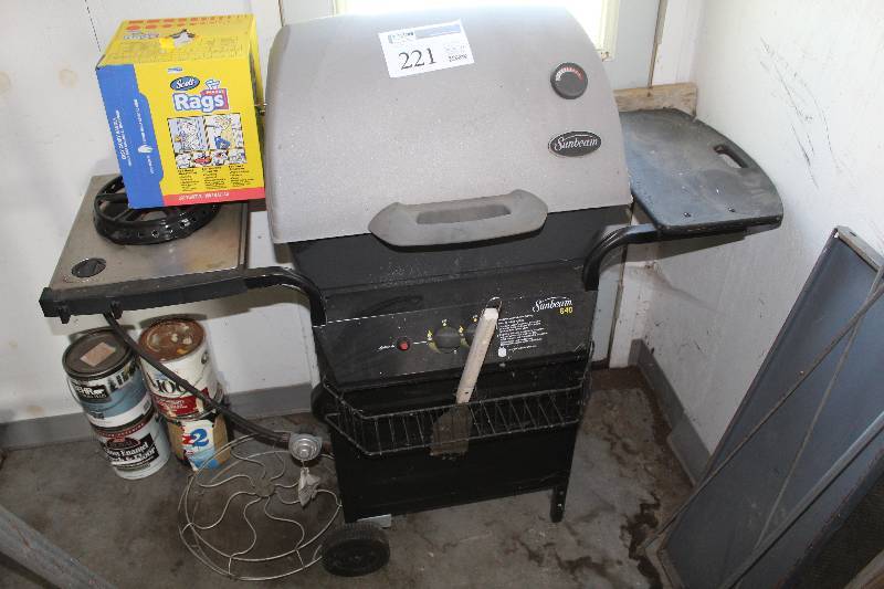 lot 221 image: Sunbeam 640 2-Burner Propane Gas Outdoor Grill