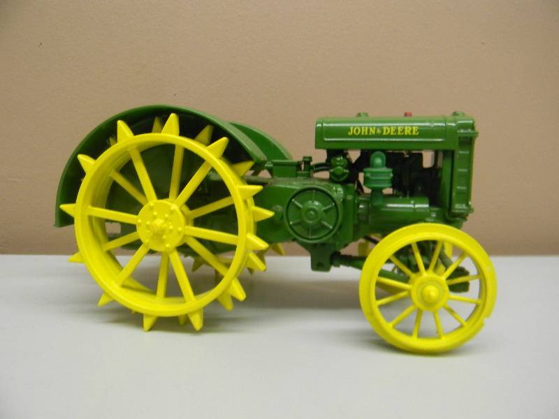 lot 1 image: JOHN DEERE ERTL TWO CYLINDER EXPO Vlll 1998 TRACTOR - RARE PIECE SEE PICTURES