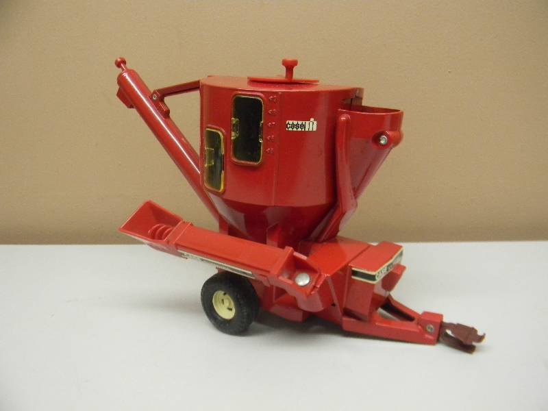 lot 4 image: Vintage ERTL Case International Harvester Feed Mixer Corn Hopper - RARE - NICE - SEE PICTURES