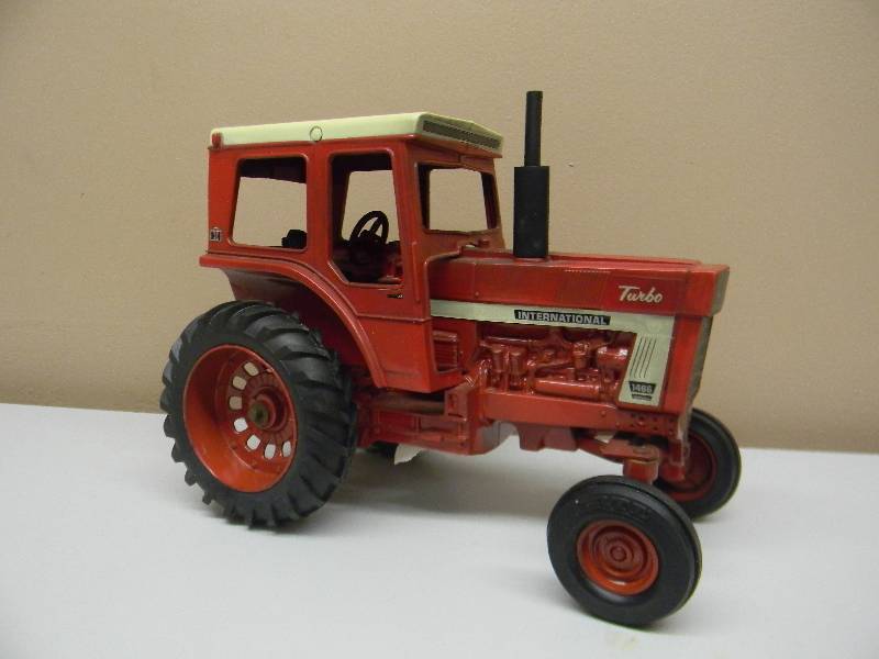 lot 6 image: Ertl International 1466 Turbo Farmall Tractor 116 Scale - SEE PICTURES