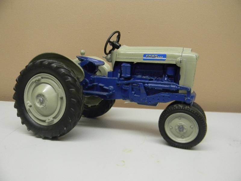 lot 8 image: VINTAGE FORD 4000 TRACTOR DIE CAST 116 SCALE - MADE IN USA - SEE PICTURES