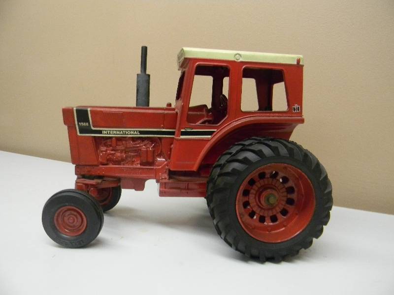 lot 10 image: VINTAGE ERTL INTERNATIONAL 1566 TRACTOR WITH DUALS SPECIAL EDITION 1991 - SEE PICTURES