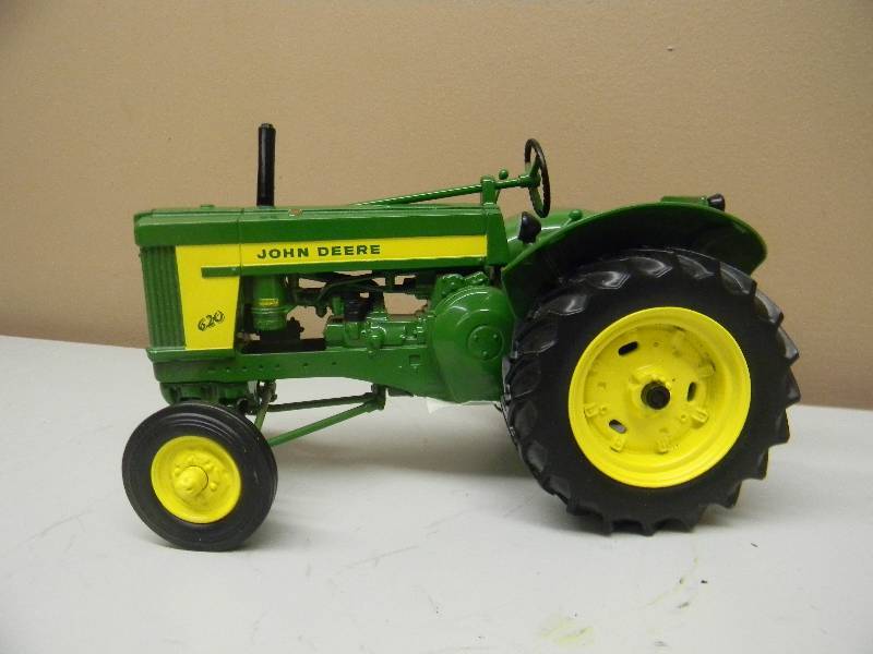 lot 16 image: LIKE NEW CONDITION - 116 John Deere 620 standard tractor, hard to find version - SEE PICTURES
