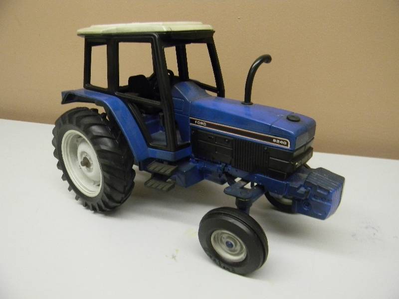 lot 20 image: VINTAGE ERTL FORD 8240 TRACTOR 116 SCALE Tractor-w-cab - SEE PICTURES