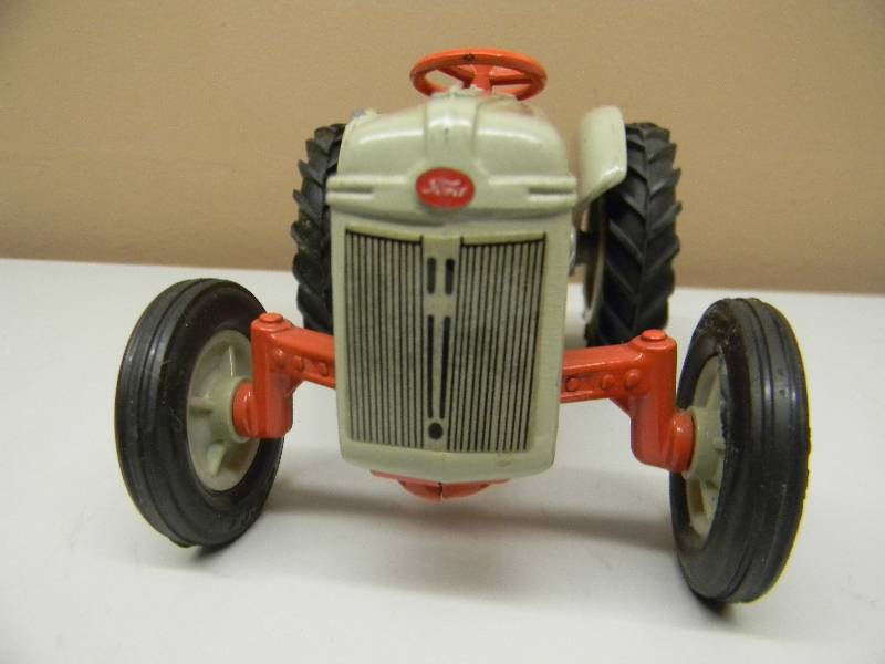 lot 21 image: Ertl, 2001, FORD NAA Tractor - SEE PICTURES