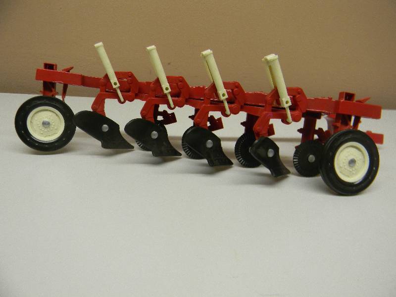 lot 25 image: Vintage Ertl International 4 Bottom Plow 116 scale - SEE PICTURES