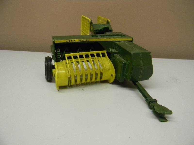 lot 26 image: Ertl John Deere Baler 116 diecast farm implement replica collectible - SEE PICTURES