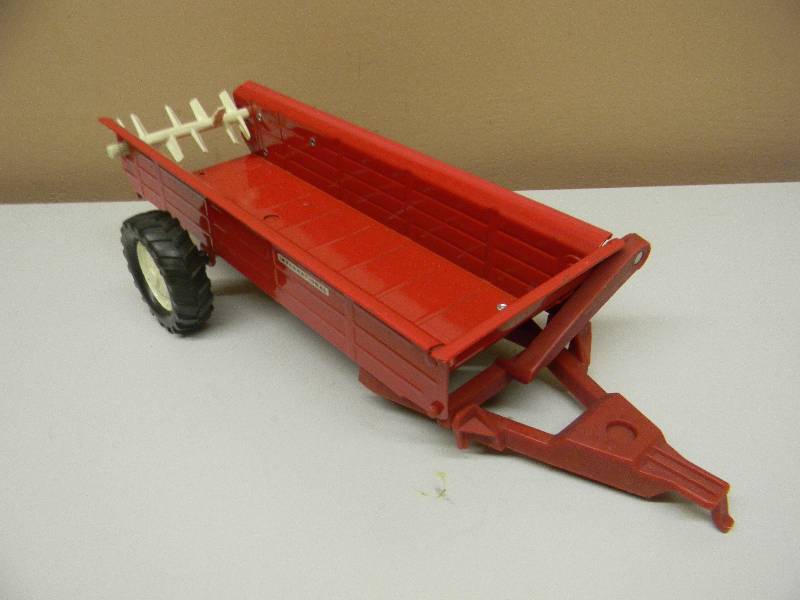 lot 27 image: LIKE NEW CONDITION - ERTL INTERNATIONAL HARVESTER MANURE SPREADER TRAILER METAL - NICE, SEE PICTURES