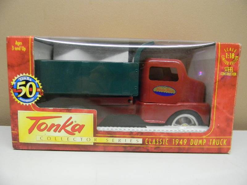 lot 32 image: TONKA COLLECTOR SERIES CLASSIC 1949 DUMP TRUCK 118 SCALE LIMITED EDITION 50TH ANNIVERSARY - STEEL CONSTRUCTION - NEW IN BOX - SEE PICTURES