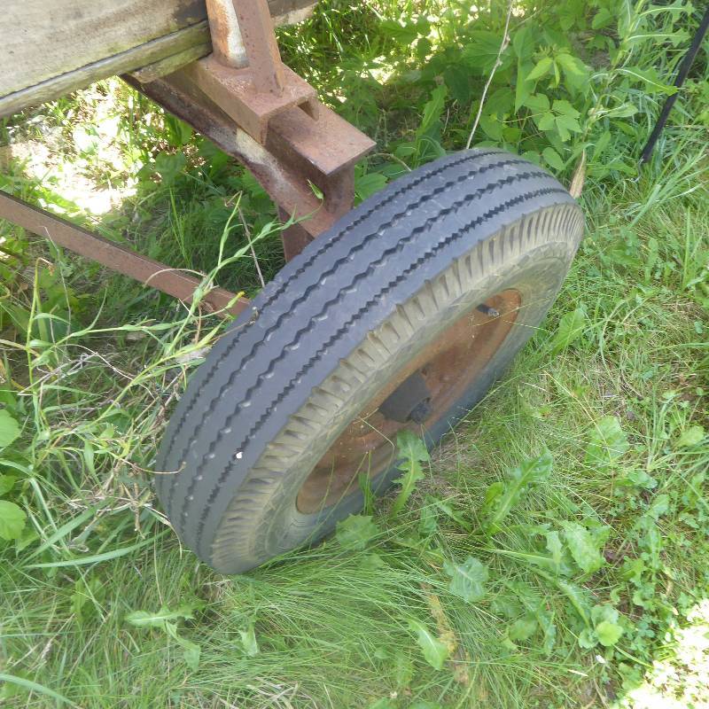 lot 2 image: Antique John Deere Wagon