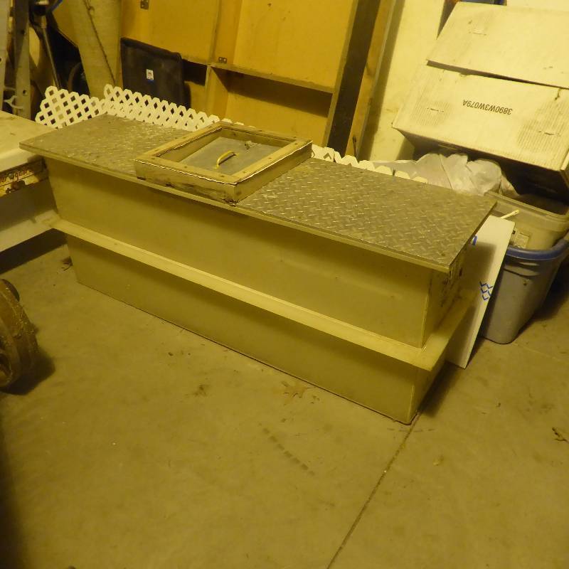 lot 14 image: Truck Bed Water Tank