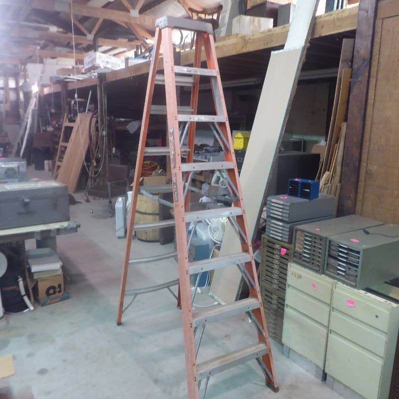 lot 114 image: 8 Aluminum Ladder