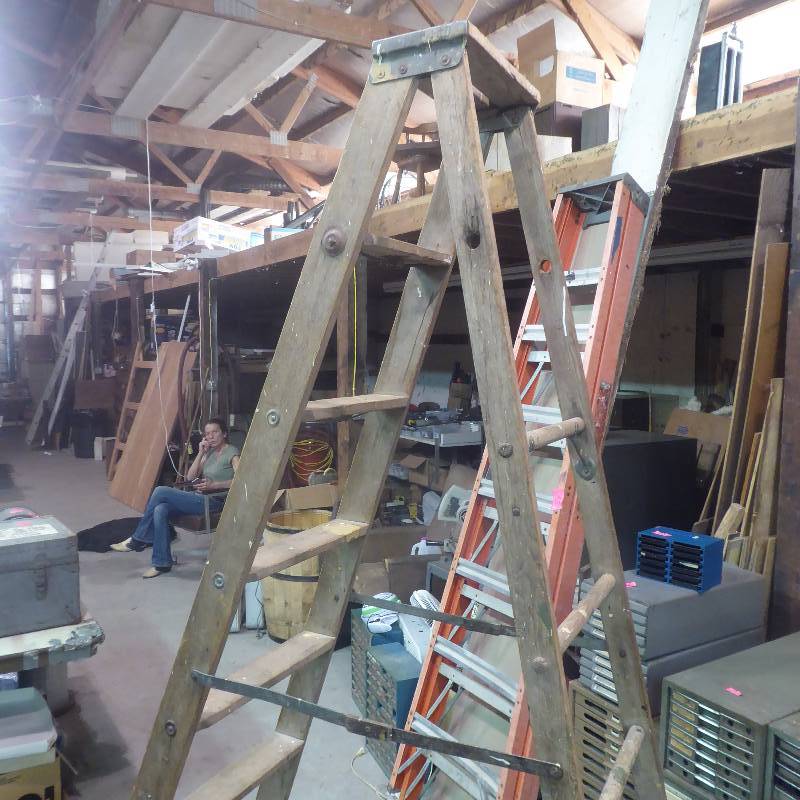 lot 115 image: 8 Wooden Ladder