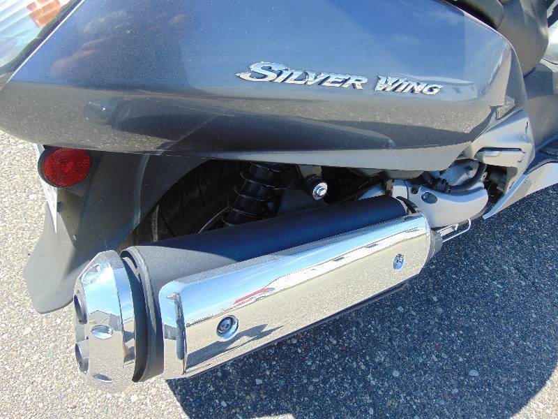 lot 1 image: 2007 Honda Silverwing Automatic Scooter